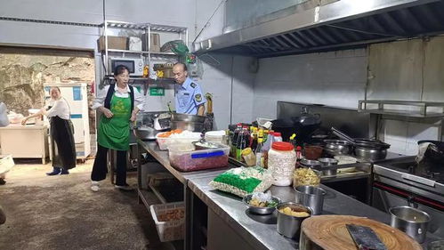 合江縣臨港市場監(jiān)管所開展節(jié)后餐飲食品安全專項檢查，筑牢服務安全防線